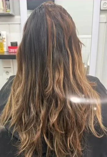 Antes: pelo largo con mechas cobrizas desiguales