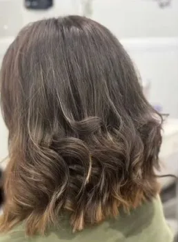 Después: melena por el hombro con ondas y puntas más claras