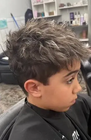 Después: chico con el pelo corto, con textura y mechas claras, de perfil