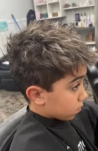 Después: chico con el pelo corto, con textura y mechas claras, de perfil