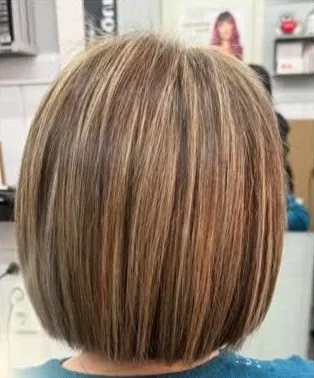 Antes: media melena recta con mechas de tono cobrizo