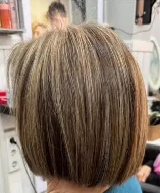 Después: media melena recta con mechas en un rubio más frío y luminoso
