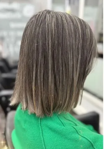 Después: media melena recta y pulida con mechas finas