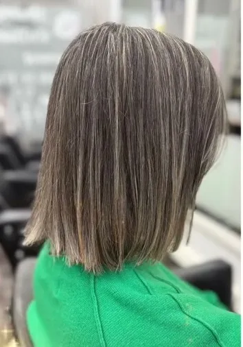Media melena recta con mechas finas, vista de espaldas